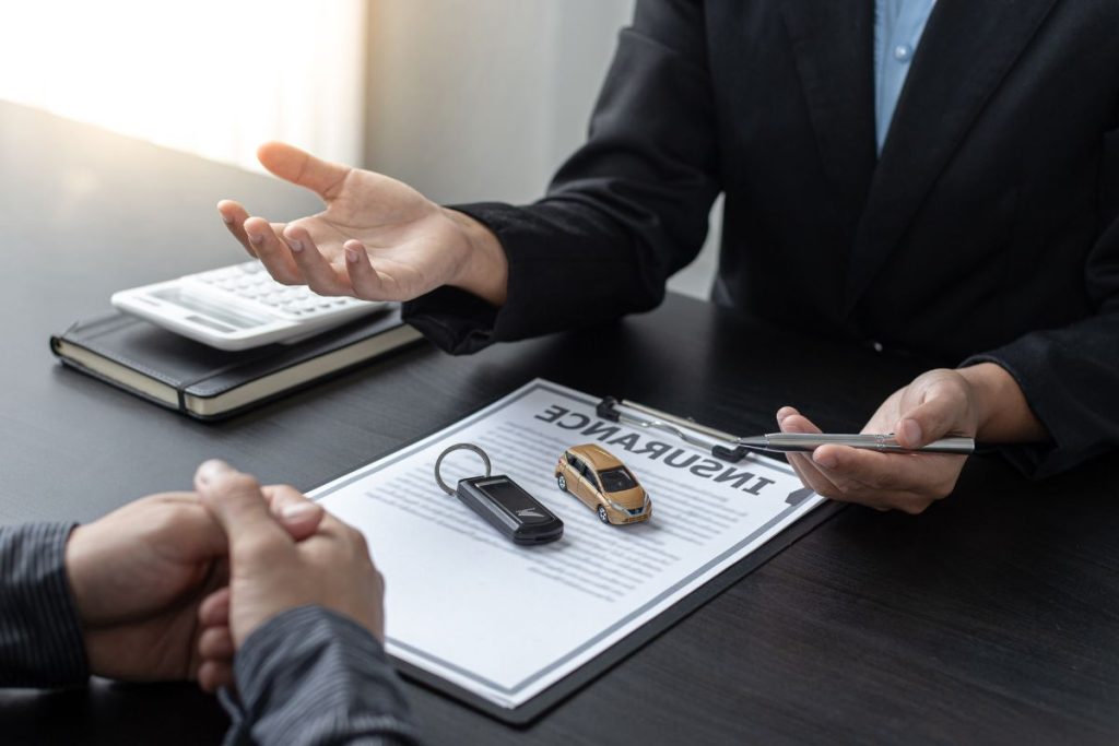 découvrez pourquoi les compagnies d'assurance auto peuvent refuser de couvrir des conducteurs en fonction de leur âge. informez-vous sur les critères de sélection et les options disponibles pour les jeunes et les seniors.