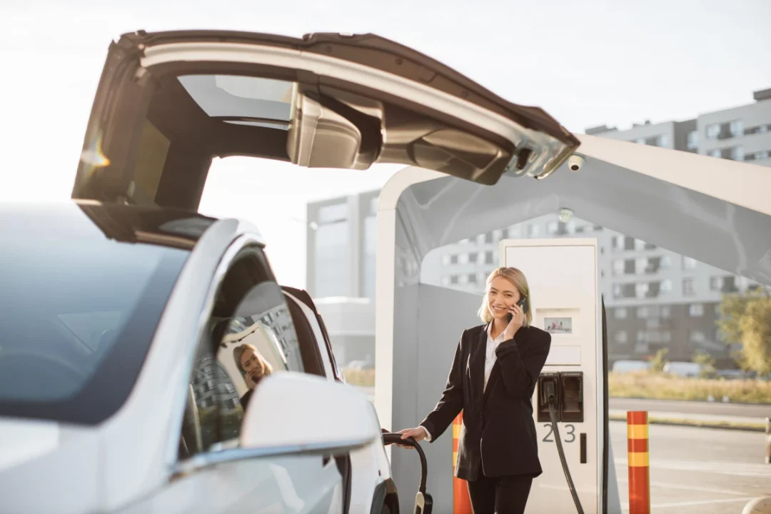 découvrez pourquoi les véhicules électriques sont souvent moins rentables pour les jeunes conducteurs en assurance auto : primes élevées, coûts d'entretien et spécificités propres à l'électrique expliqués.