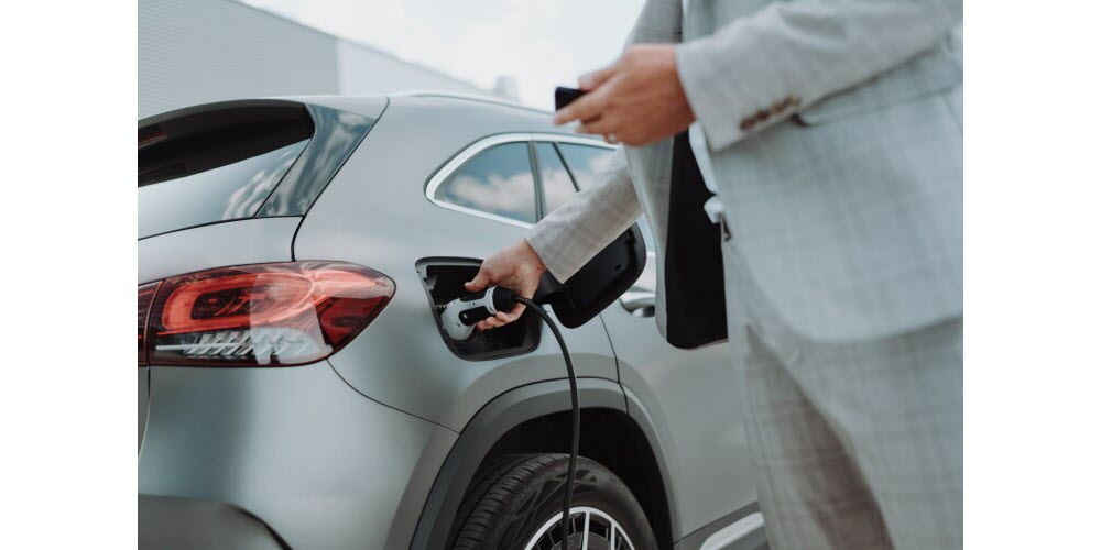découvrez pourquoi les primes d'assurance pour les véhicules électriques augmentent en 2024 et comment anticiper cette hausse pour mieux protéger votre voiture électrique.