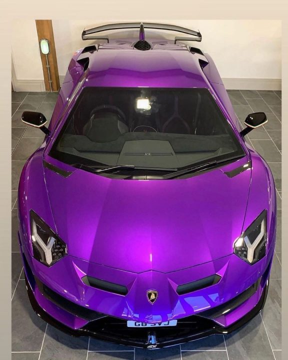 découvrez l'histoire fascinante de la lamborghini aventador svj violette, récemment confisquée à londres : raisons de la saisie, valeur de la supercar et détails sur cette affaire rare dans la capitale britannique.