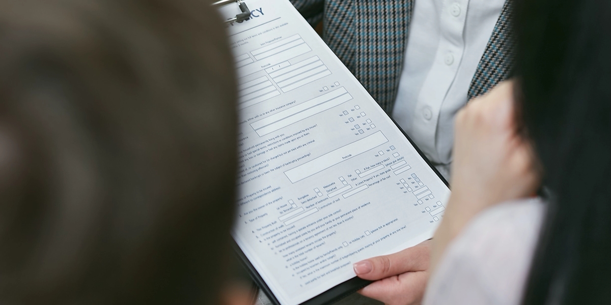 découvrez tout ce qu'il faut savoir sur la prime d'assurance véhicules : définition, mode de calcul, facteurs influençant le montant et conseils pour économiser sur votre assurance auto.