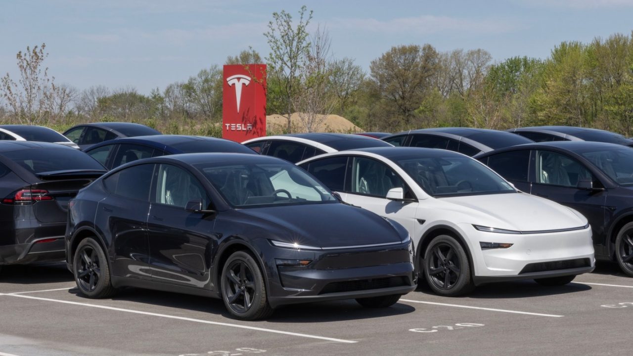 tesla pourrait perdre sa licence en californie en raison de préoccupations réglementaires. découvrez ce qui menace les activités de la marque et les conséquences potentielles pour ses clients et investisseurs.