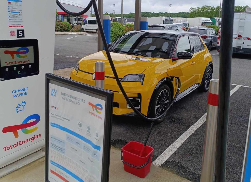 découvrez tout sur le coût de l'assurance pour voitures électriques : tarifs, facteurs influençant les prix et conseils pour bien choisir votre assurance auto électrique.