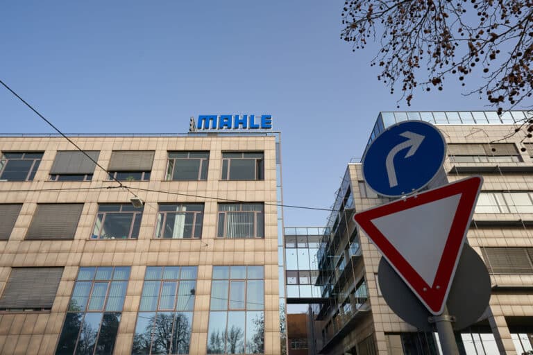 découvrez tout ce qu'il faut savoir sur l'instauration des plaques roses sur les routes en 2026 : règles, avantages et implications pour les conducteurs.