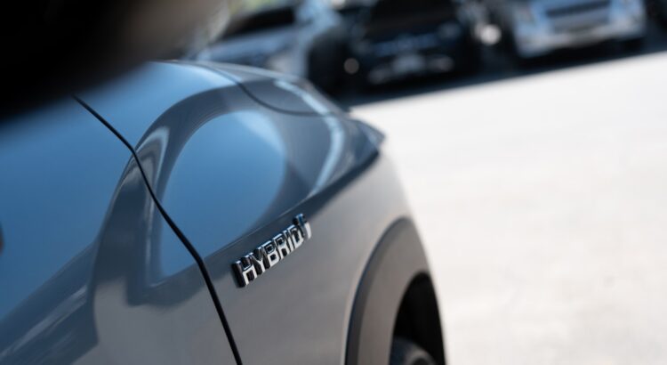 découvrez comment l'assurance auto pour voiture électrique peut vous permettre de réaliser de véritables économies et quels sont les avantages spécifiques à ce type de véhicule.