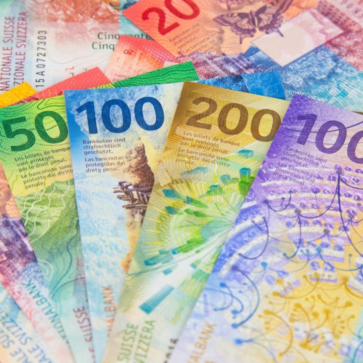 découvrez pourquoi la croissance du secteur de l'assurance reste timide en 2026 malgré une hausse notable des primes, et les perspectives pour les acteurs du marché.