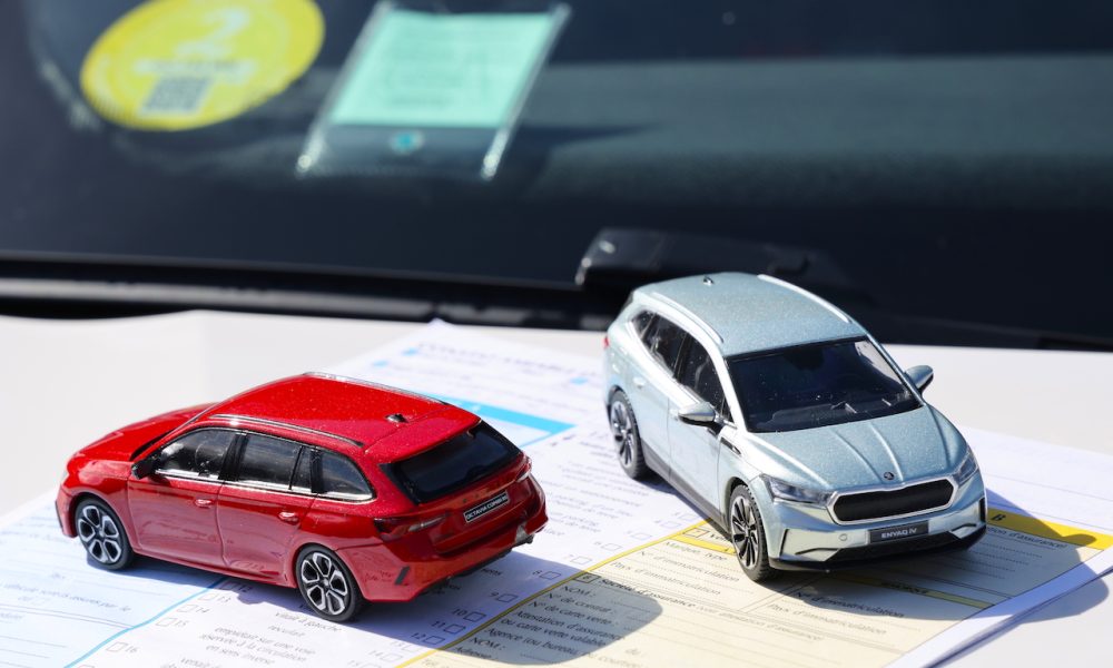 découvrez les raisons de la hausse des tarifs d'assurance auto pour les véhicules hybrides et électriques en 2025, et comment optimiser votre couverture tout en maîtrisant votre budget.