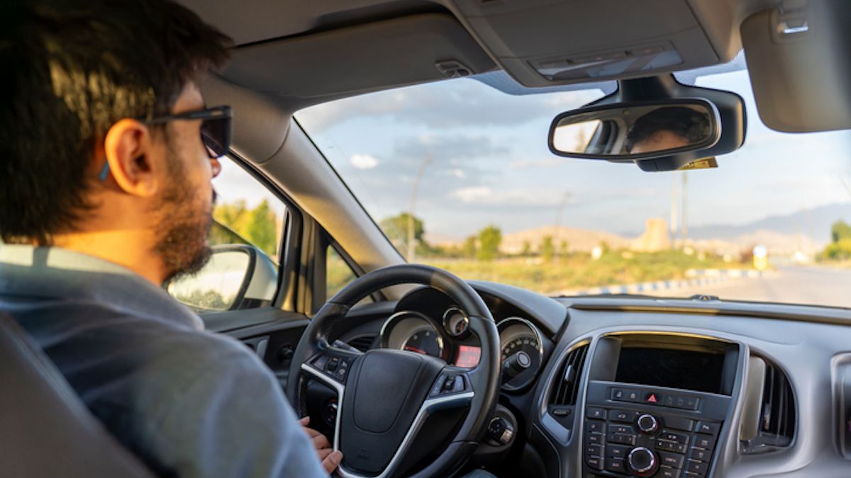 découvrez quels documents auto conserver impérativement dans votre véhicule pour éviter toute amende. guide pratique pour être en règle avec la loi.