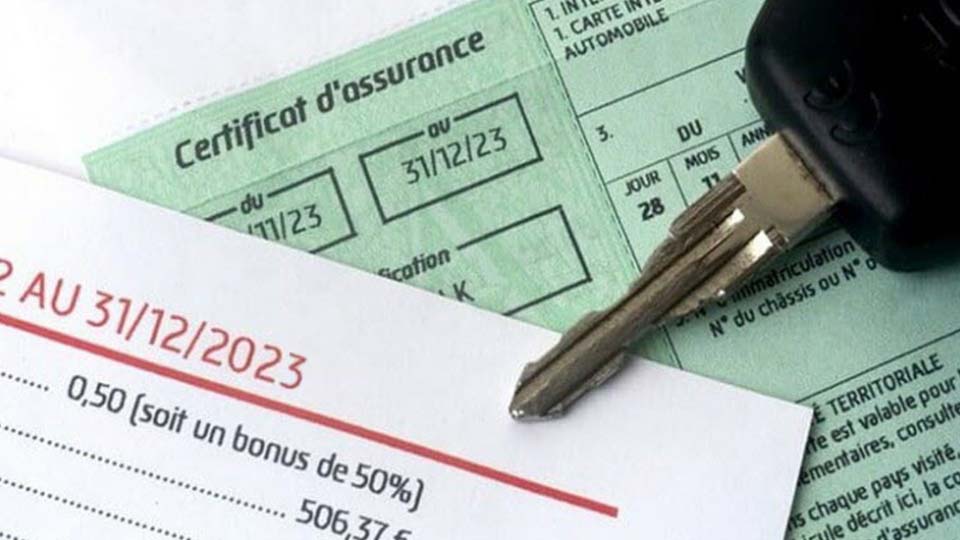 découvrez pourquoi les primes d'assurance sont élevées pour les conducteurs débutants sans permis et comment réduire ces coûts.