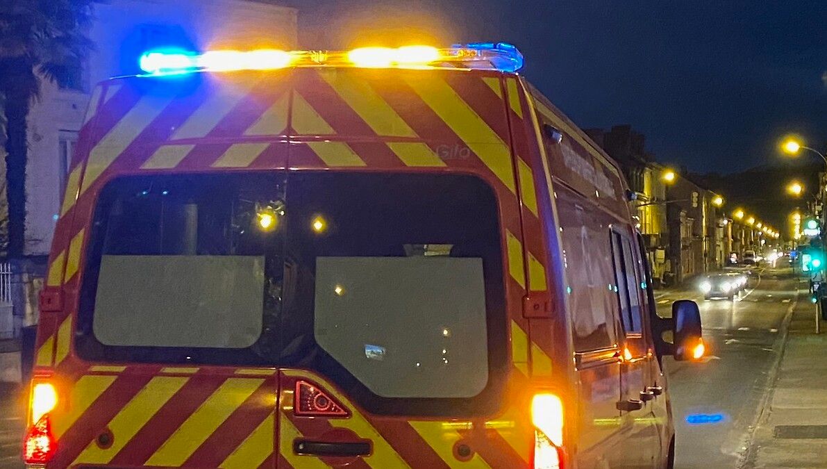 des adolescents engagés dans un acte de brûlage de voiture près de bordeaux ont causé un grave accident, laissant une personne sérieusement blessée. retour sur les faits et les enjeux de cette affaire.