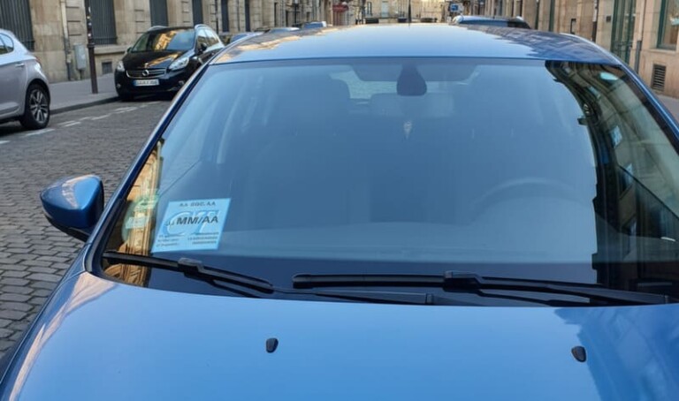 découvrez pourquoi la vignette du contrôle technique est inutile mais coûteuse à oublier, et apprenez à éviter cette erreur pour ne pas payer de frais inutiles.