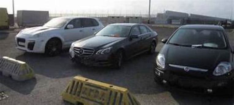 découvrez les détails d'une enquête approfondie sur un réseau international de recel de véhicules, mettant en lumière les méthodes et les acteurs impliqués.