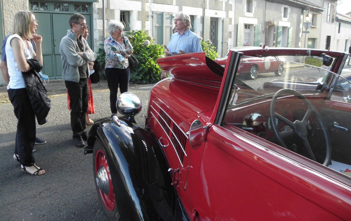 participez à notre rassemblement de véhicules d'époque et découvrez des voitures classiques restaurées avec passion. un événement convivial pour les amateurs et passionnés d'automobiles anciennes.
