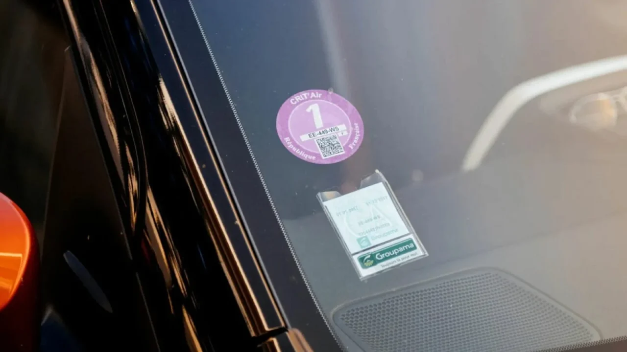 découvrez pourquoi les vignettes pare-brise sont indispensables pour circuler en toute légalité et sécurité. guide complet pour choisir et installer vos vignettes.